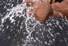 man-splashing-water-on-his-face